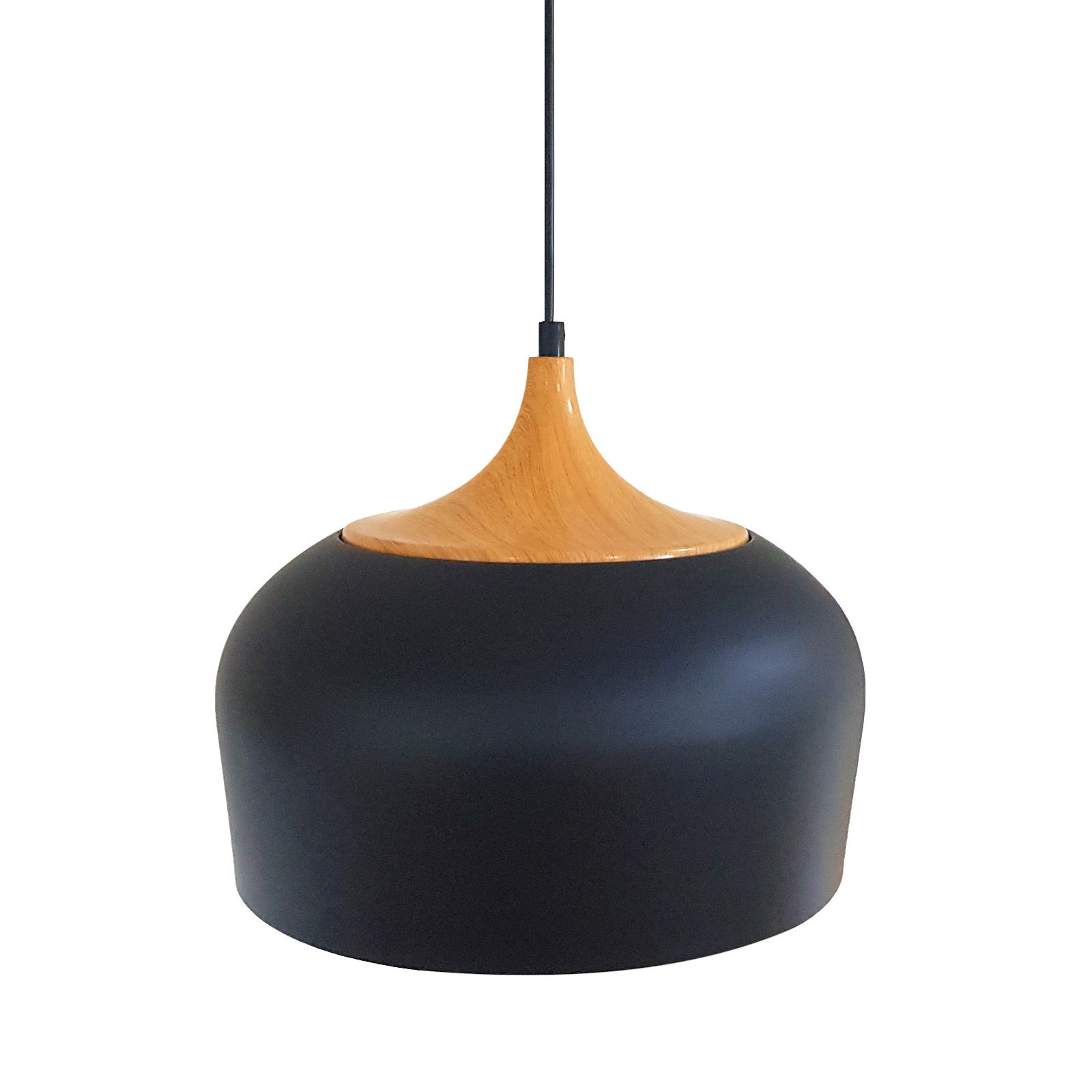 Lámpara de metal negro con perfilado de madera en la copa